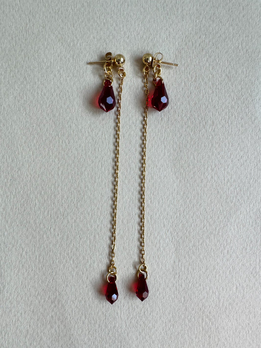 Boucles d’oreilles longues avec pendantes gouttes rouges