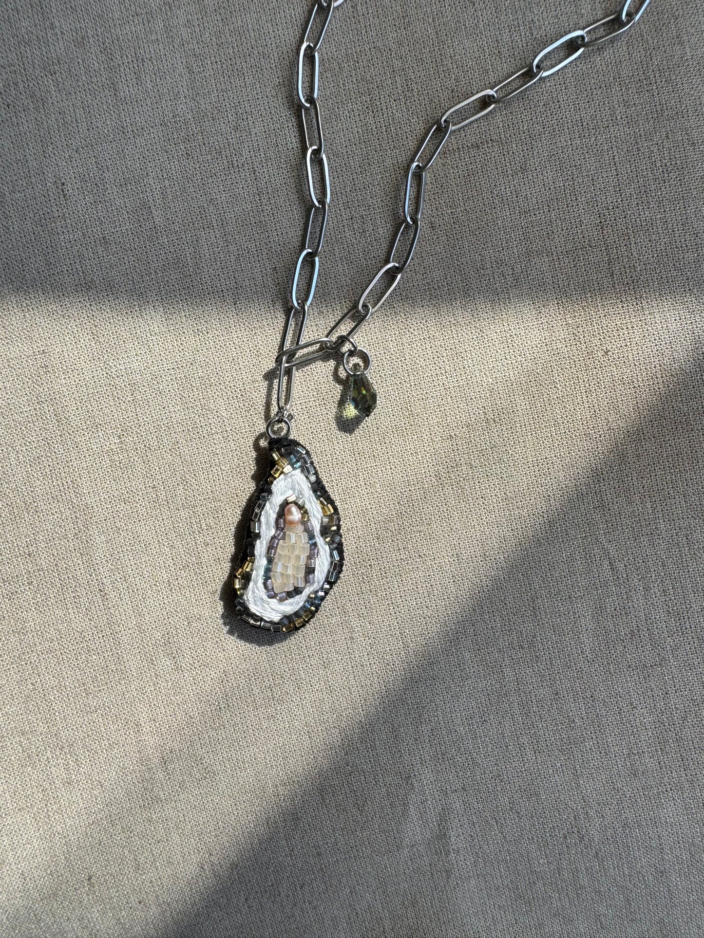 Collier pendentif huître brodé à la main