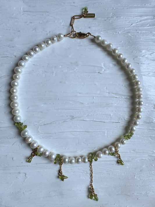 Collier de perles d’eau douce et de pierres naturelles de péridot