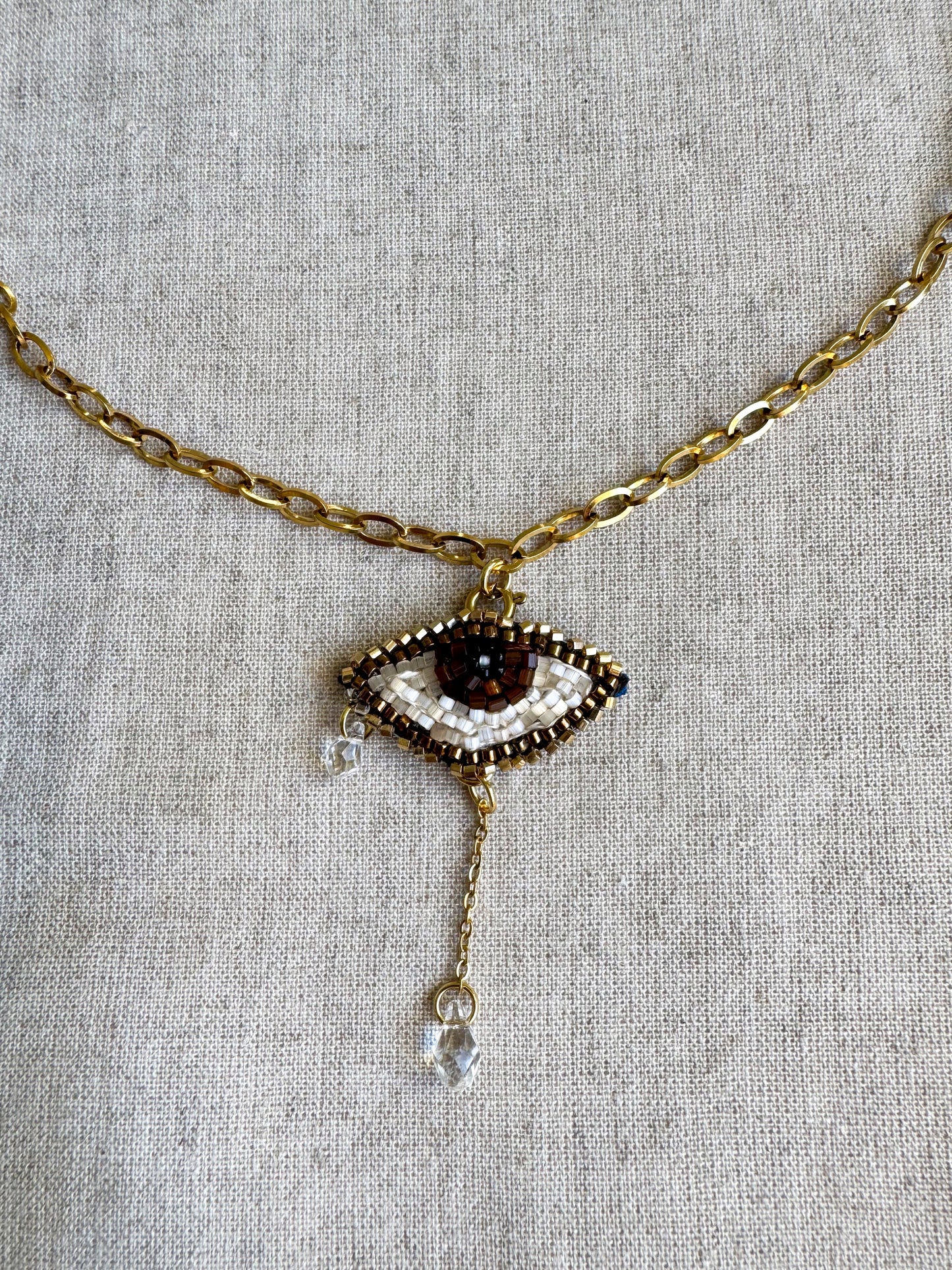 Collier pendentif oeil brodé