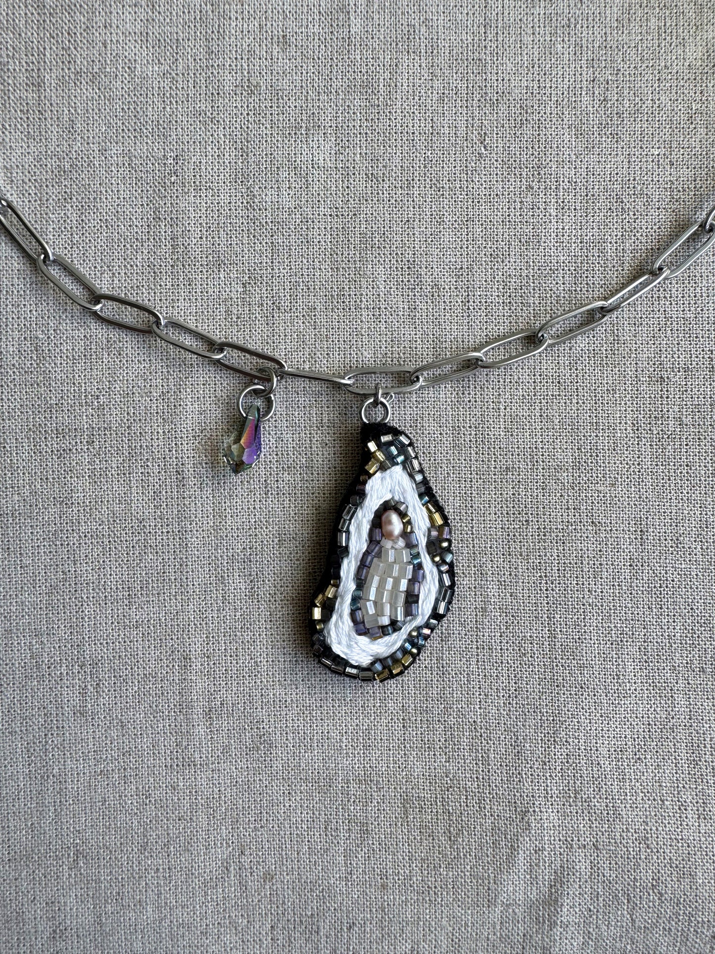Collier pendentif huître brodé à la main