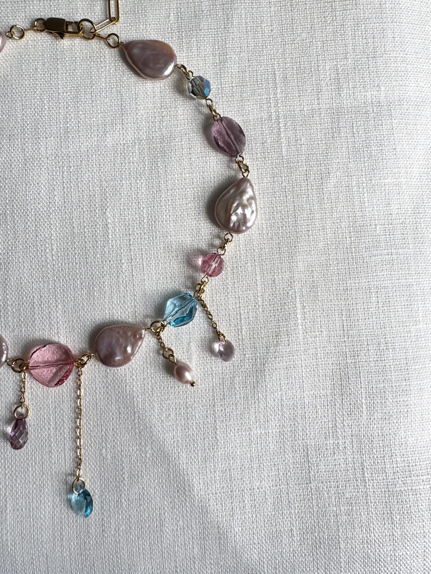 Collier de perles baroques roses et de cristaux multicolores