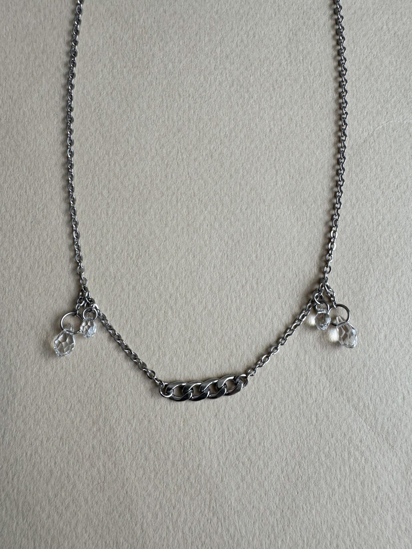 Chaîne de visage argentée avec pendentifs gouttes