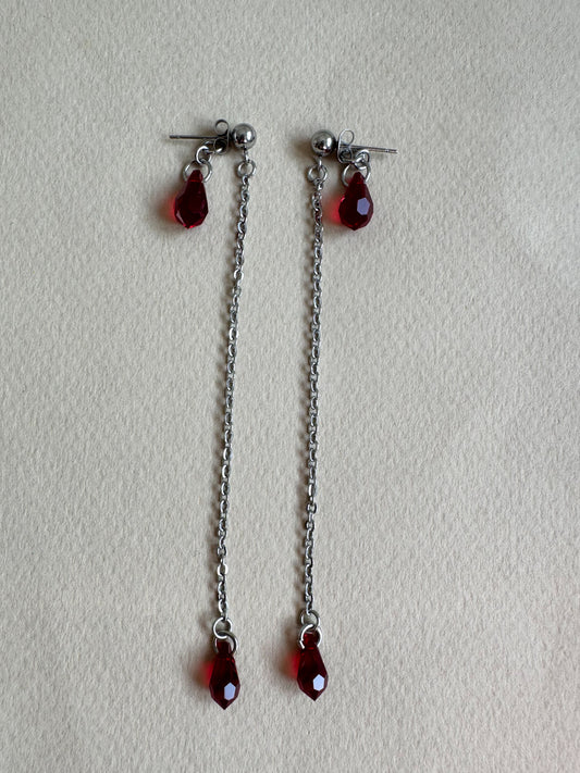 Boucles d’oreilles longues avec pendantes gouttes rouges