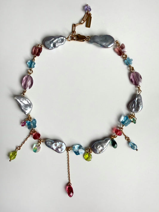 Collier de perles baroques grises et de cristaux multicolores