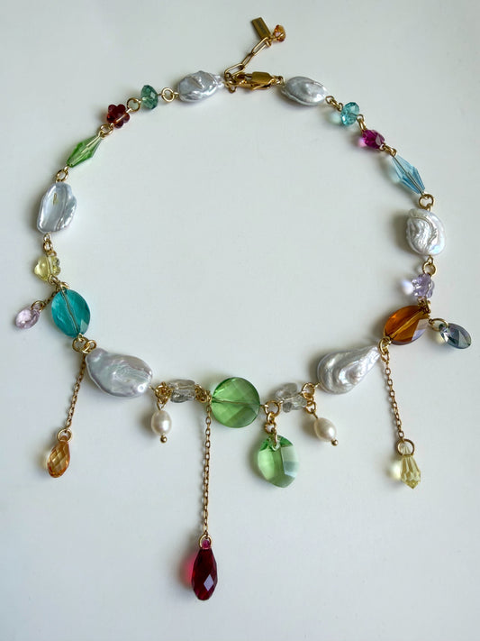 Collier de perles baroques et de cristaux multicolores