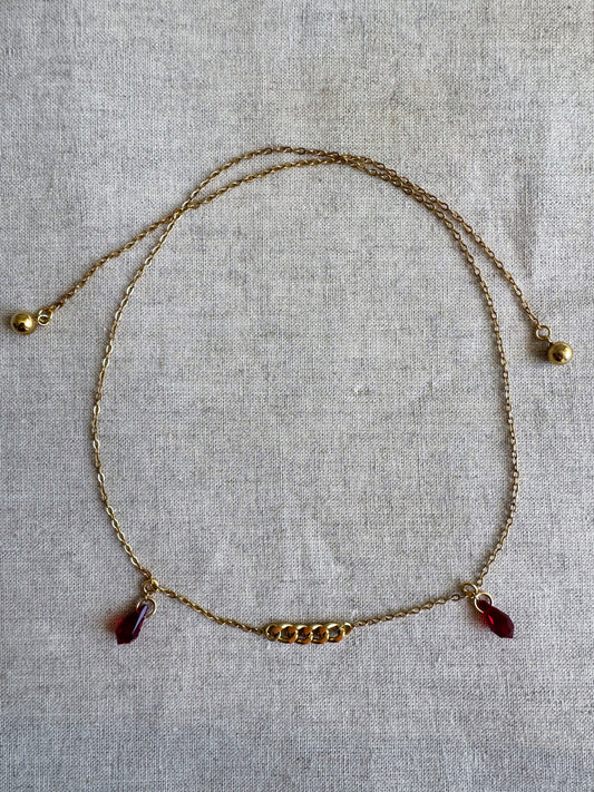 Chaîne de visage dorée avec pendentifs gouttes rouges