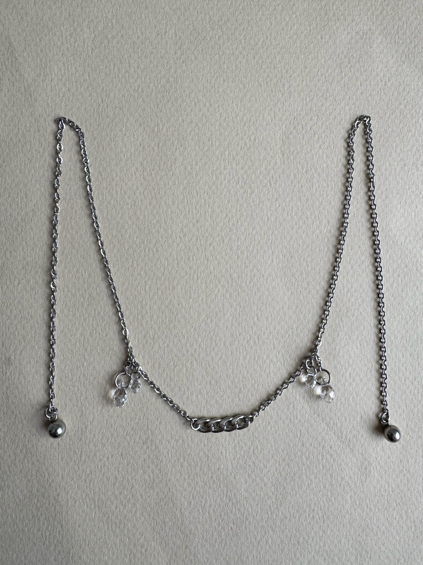 Chaîne de visage argentée avec pendentifs gouttes