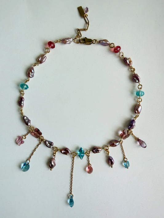 Choker de perles baroques roses et de cristaux multicolores
