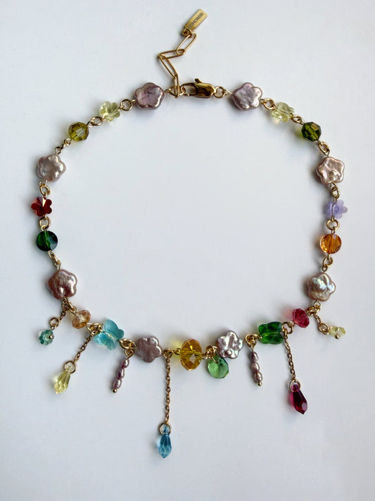 Collier de perles baroques roses et de cristaux multicolores