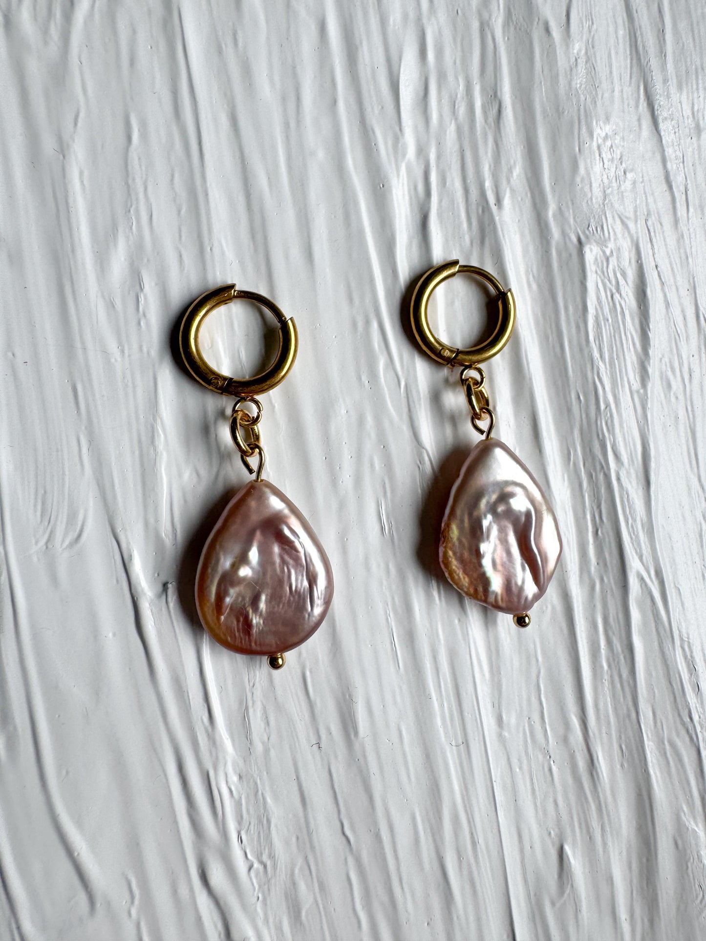 Boucles d’oreilles pendantes perle baroque rose