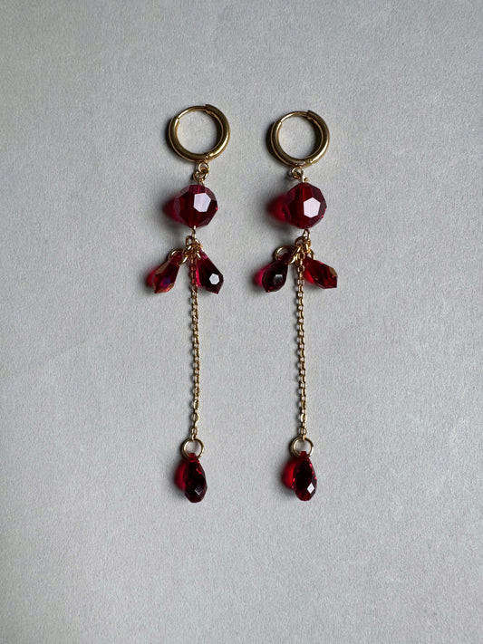 Boucles d’oreilles longues avec pendantes gouttes rouges
