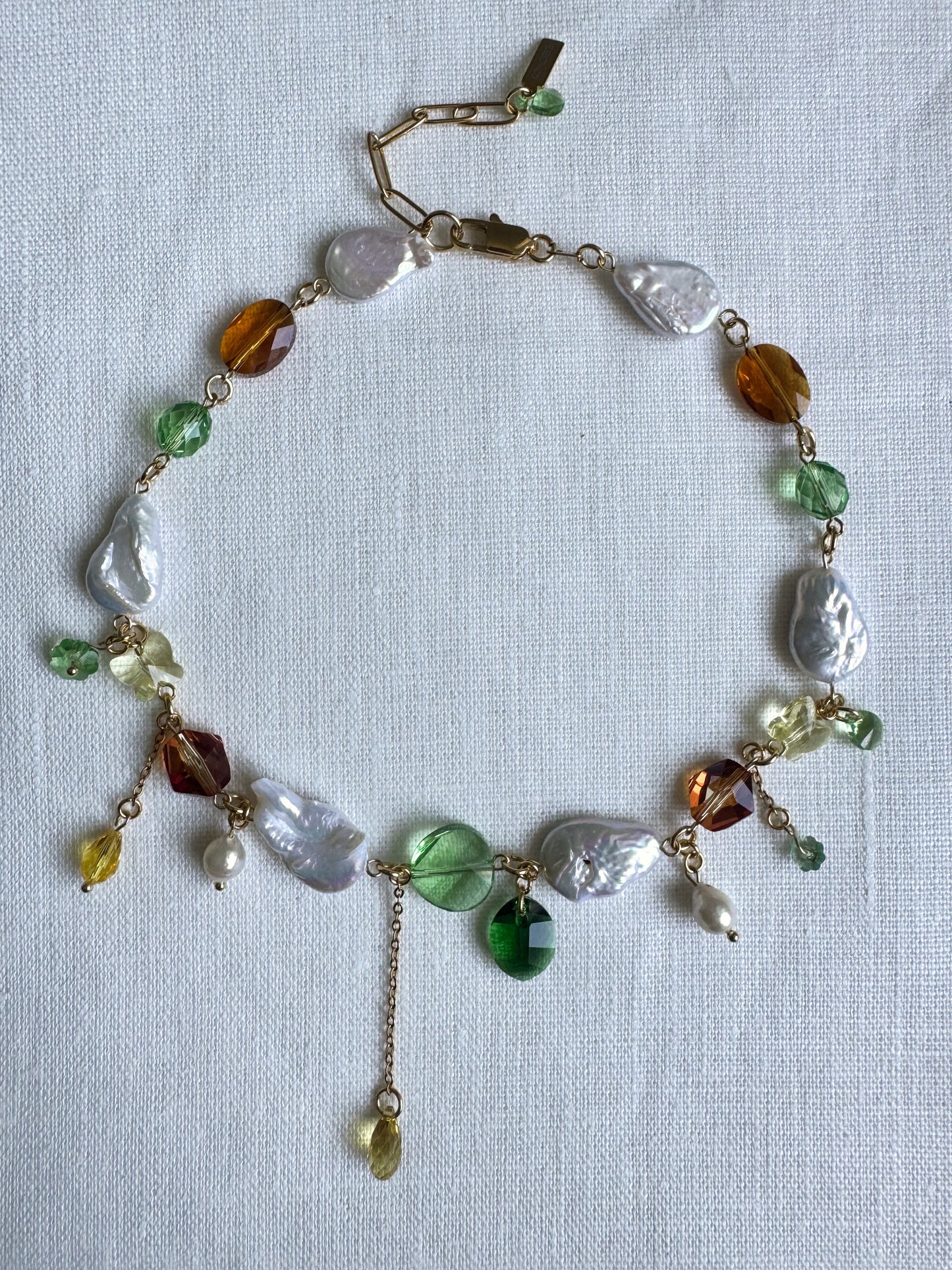 Collier de perles baroques et de cristaux multicolores
