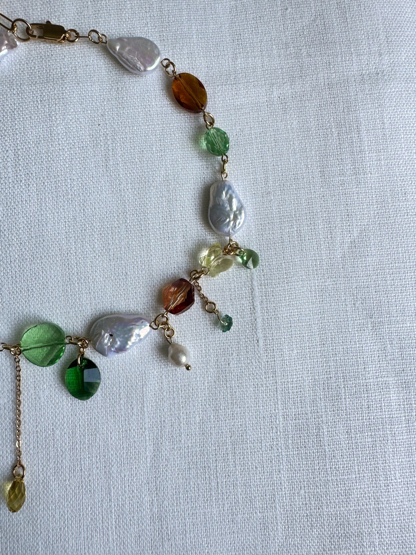 Collier de perles baroques et de cristaux multicolores