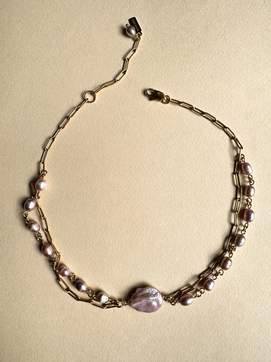Collier superposé de perles d’eau douce roses et chaîne dorée