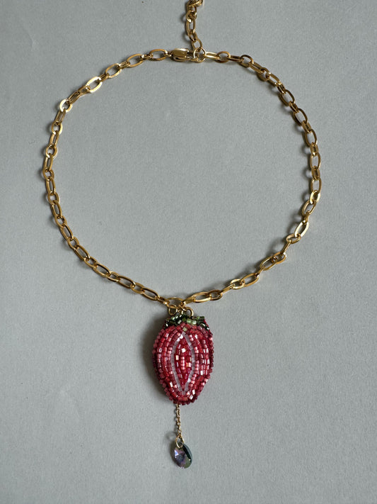 Collier pendentif fraise brodé
