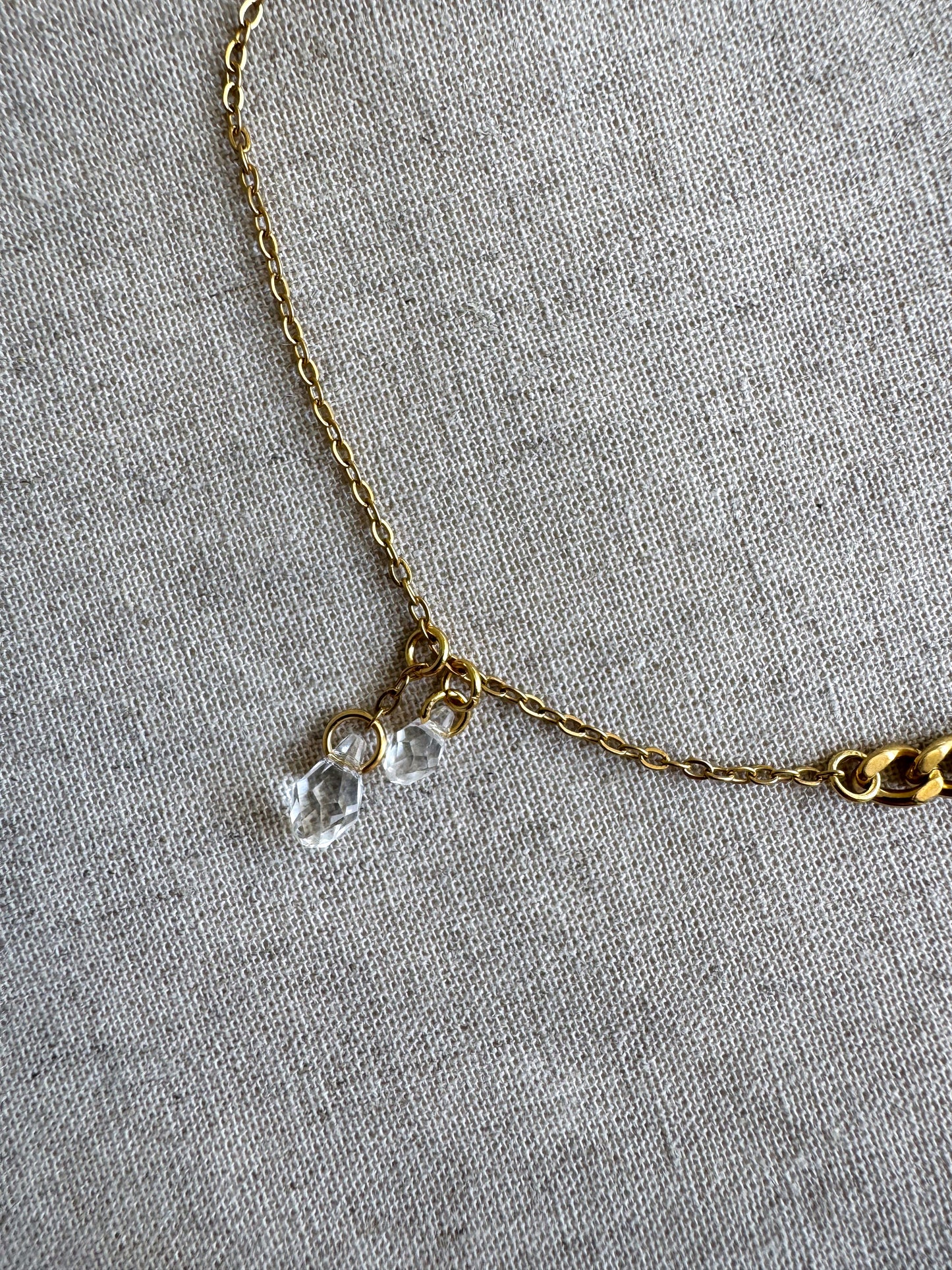 Chaîne de visage dorée avec pendentifs gouttes