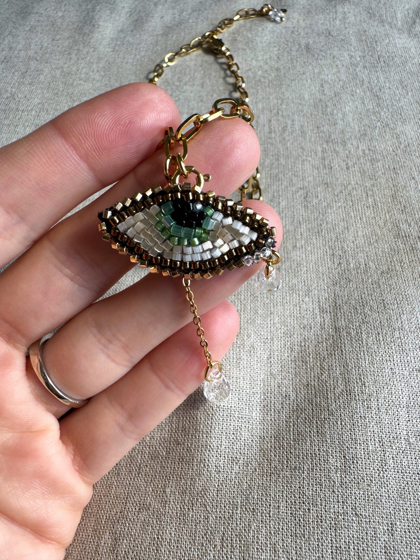 Collier pendentif oeil brodé