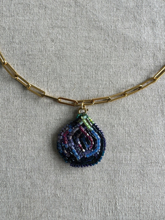 Collier pendentif figue brodé