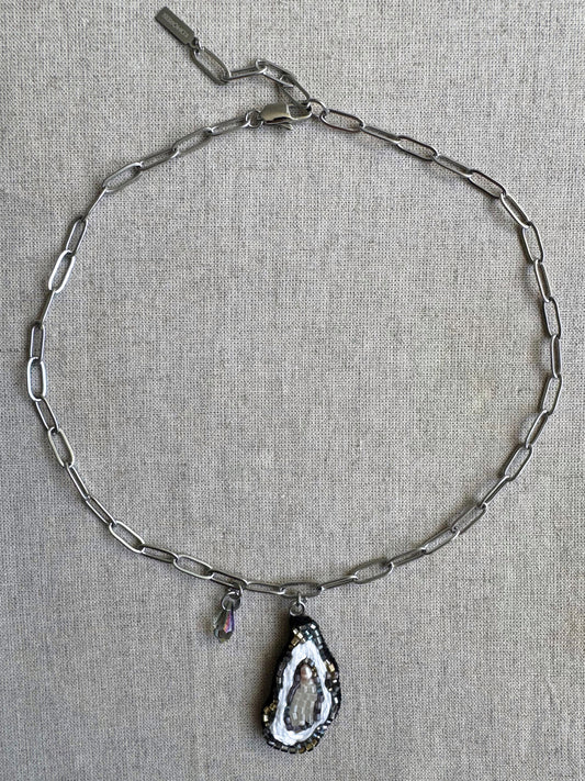 Collier pendentif huître brodé à la main