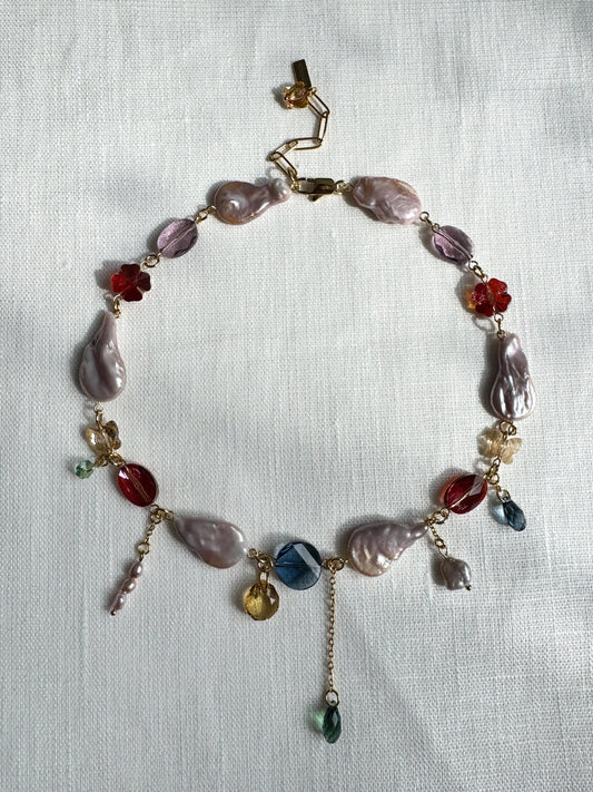 Collier de perles baroques et de cristaux multicolores