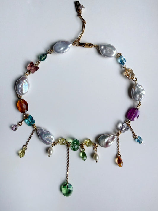 Collier de perles baroques et de cristaux multicolores