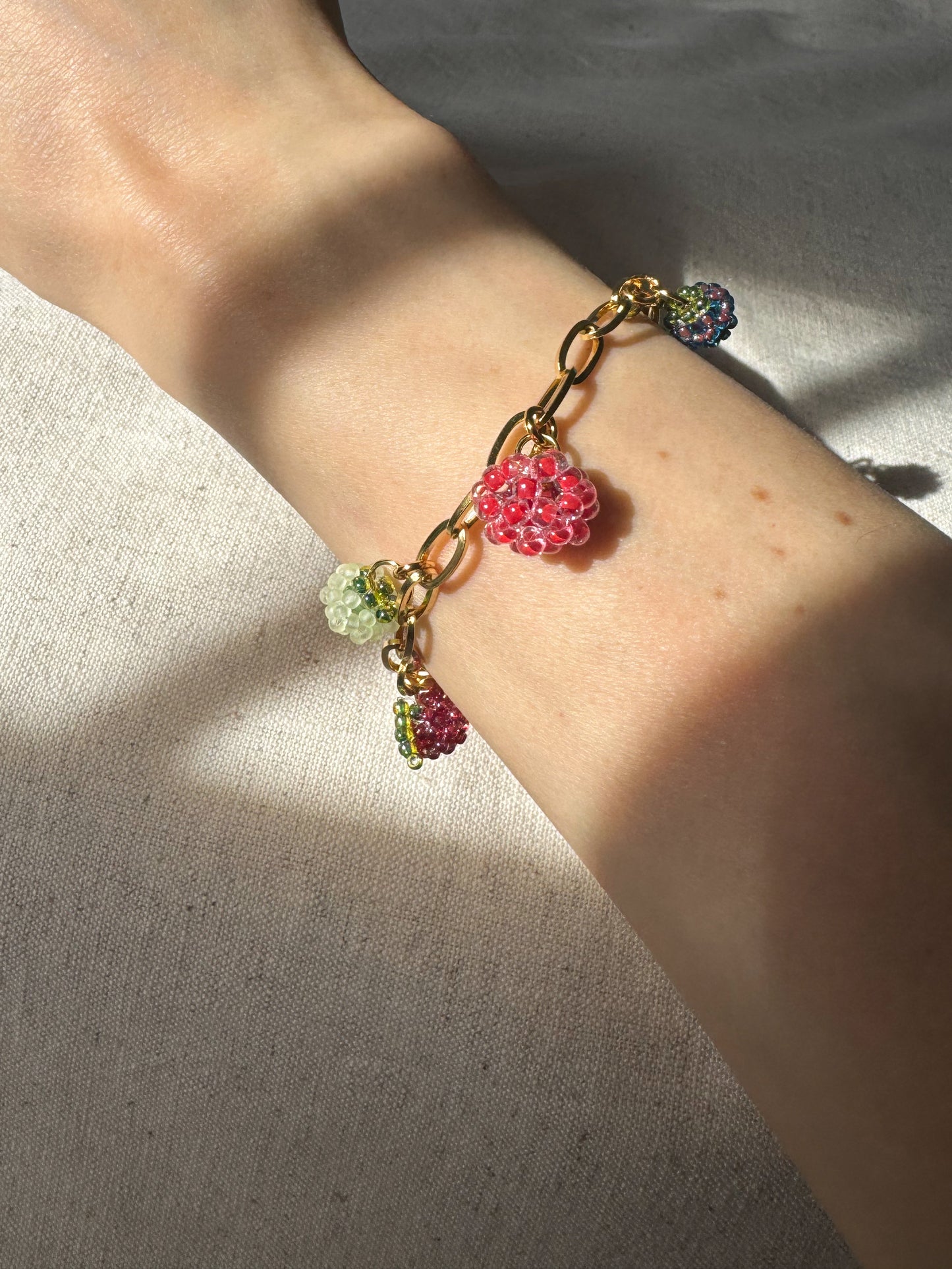 Bracelet multi breloques fruits