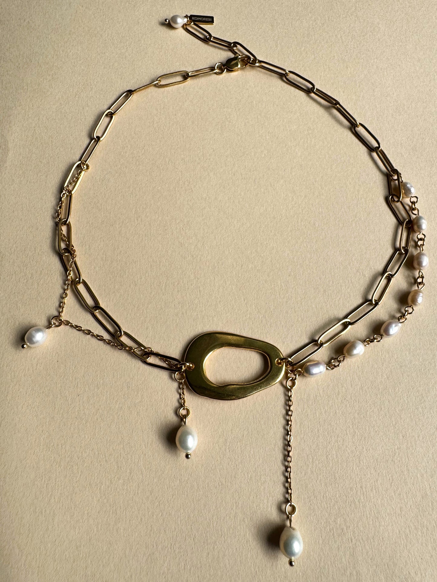 Collier superposé de perles d’eau douce et chaîne dorée
