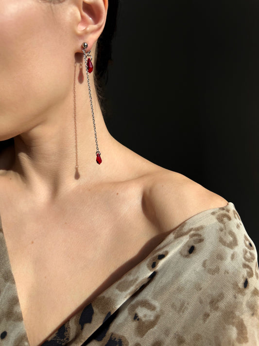 Boucles d’oreilles longues avec pendantes gouttes rouges