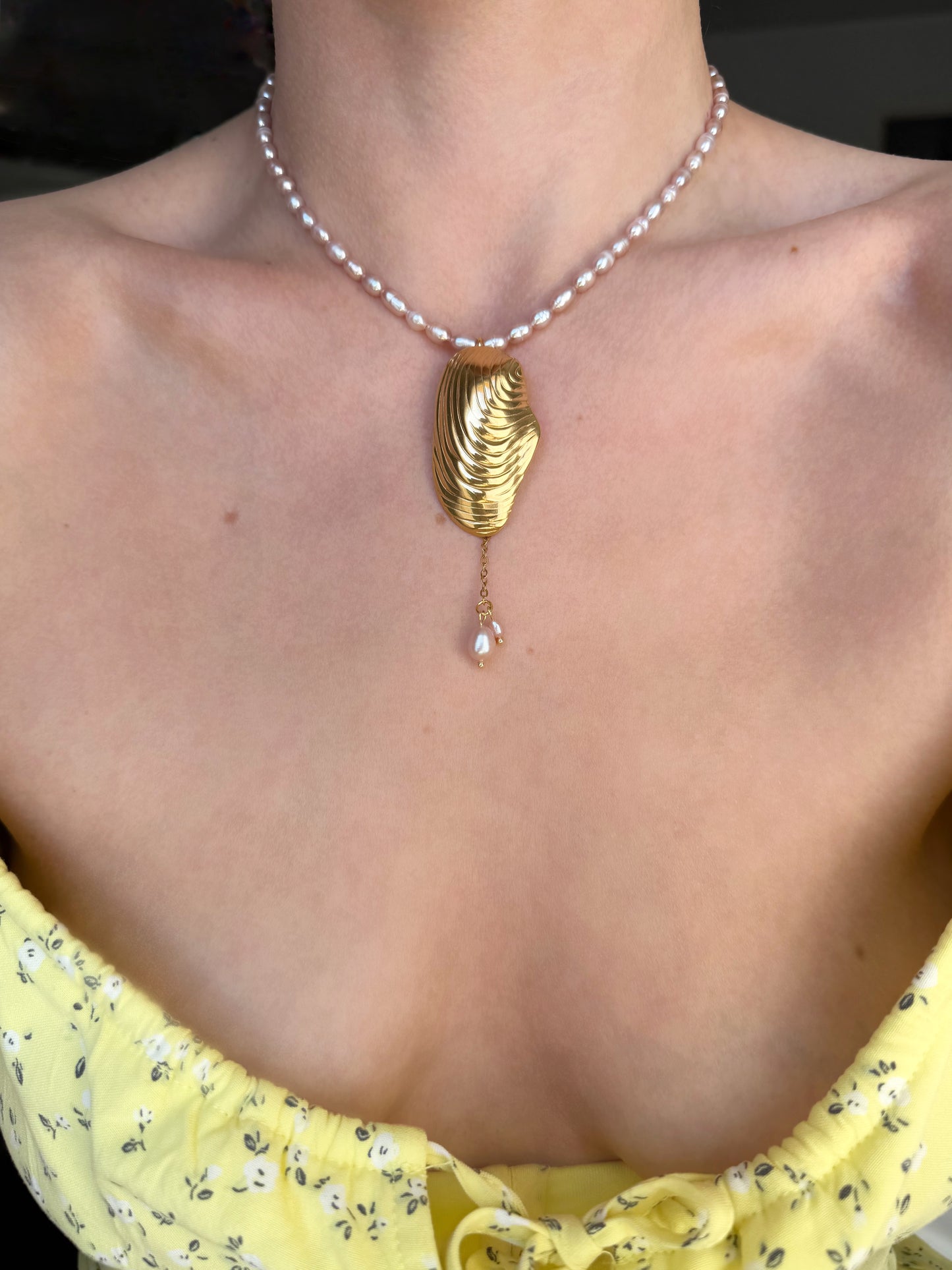 Collier de perles d’eau douce & coquillage doré