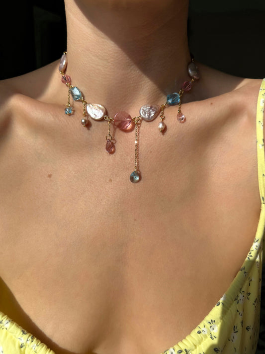 Collier de perles baroques roses et de cristaux multicolores