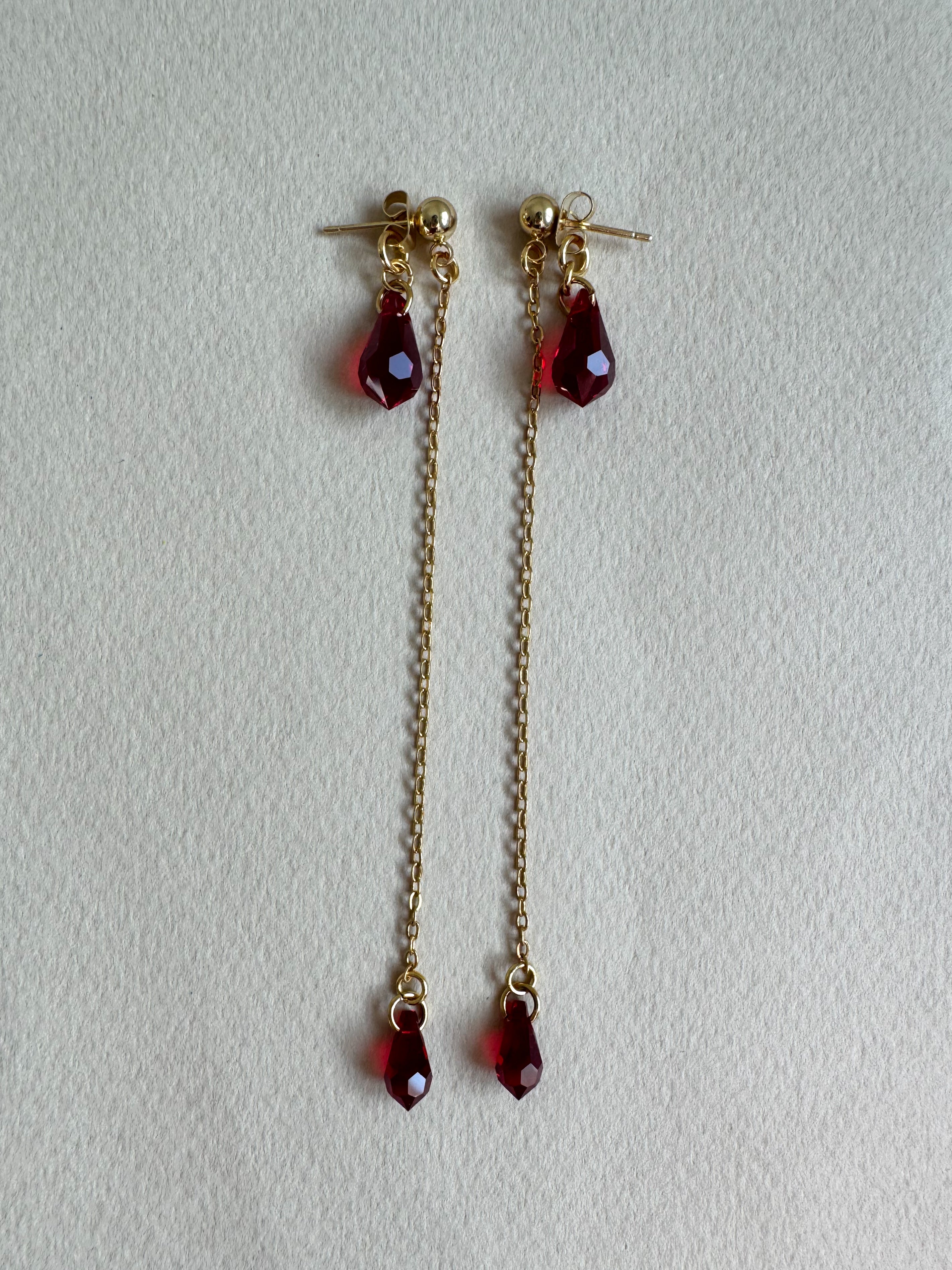 Boucles d’oreilles longues avec pendantes gouttes rouges