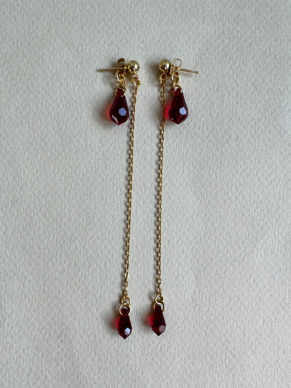 Boucles d’oreilles longues avec pendantes gouttes rouges