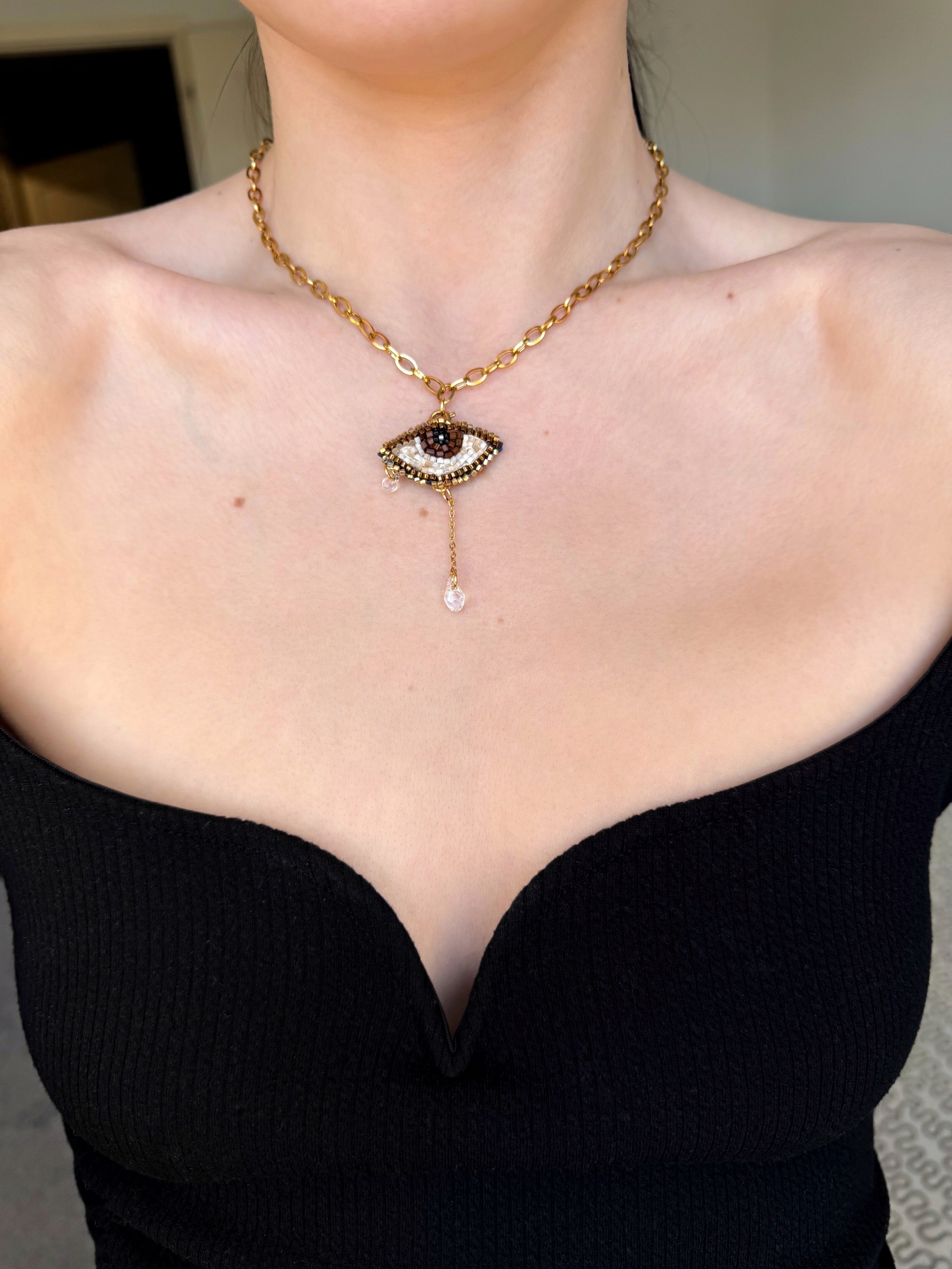 Collier pendentif oeil brodé