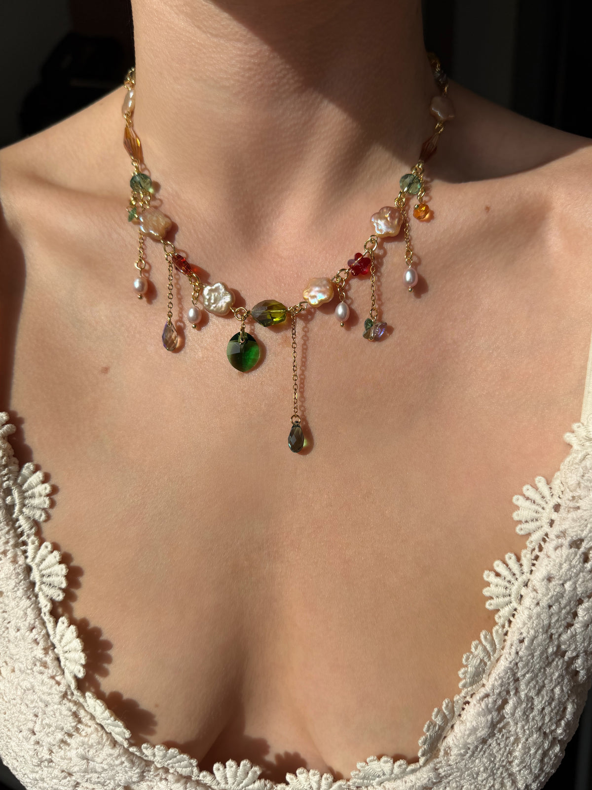Collier de perles baroques roses et de cristaux multicolores