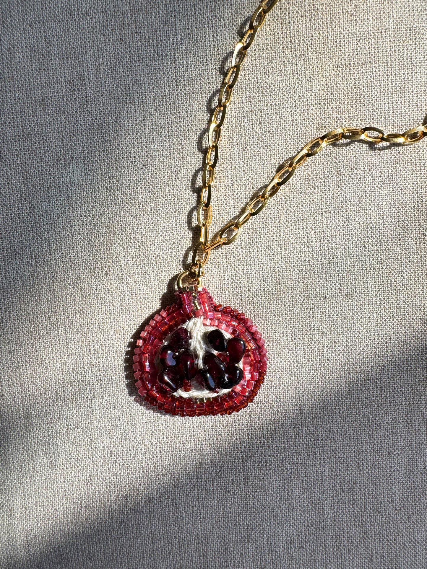Collier pendentif grenade brodé