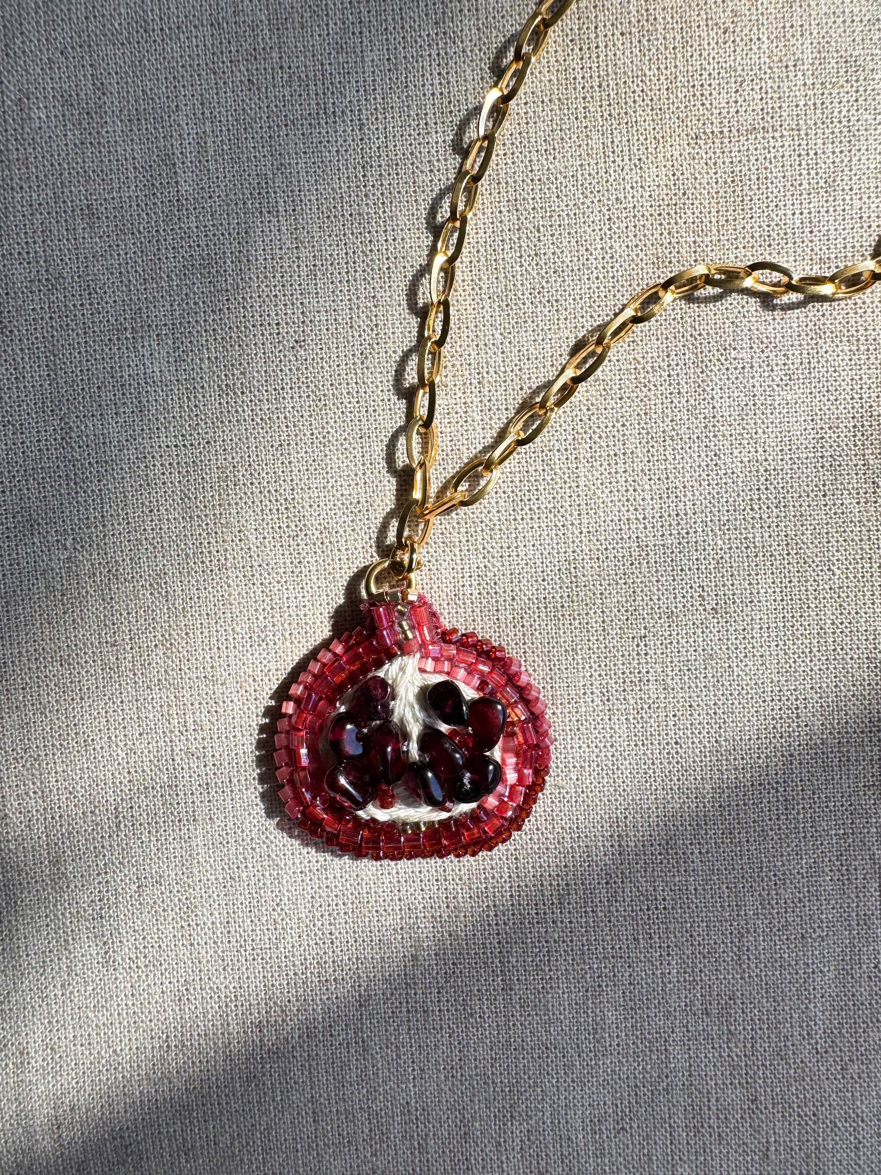 Collier pendentif grenade brodé