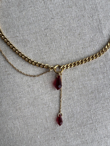 Collier chaîne gourmette dorée avec pendentif goutte rouge
