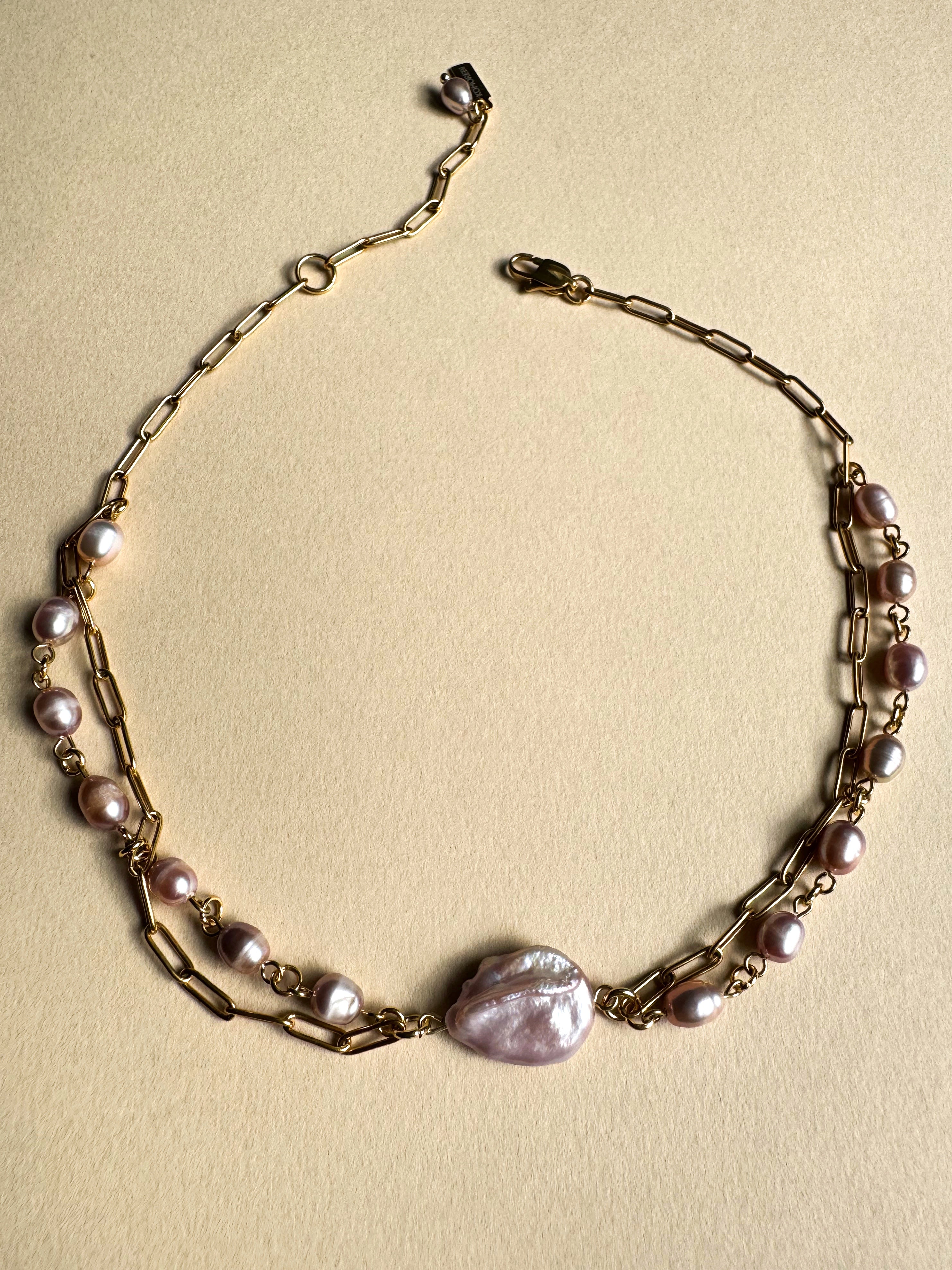 Collier superposé de perles d’eau douce roses et chaîne dorée