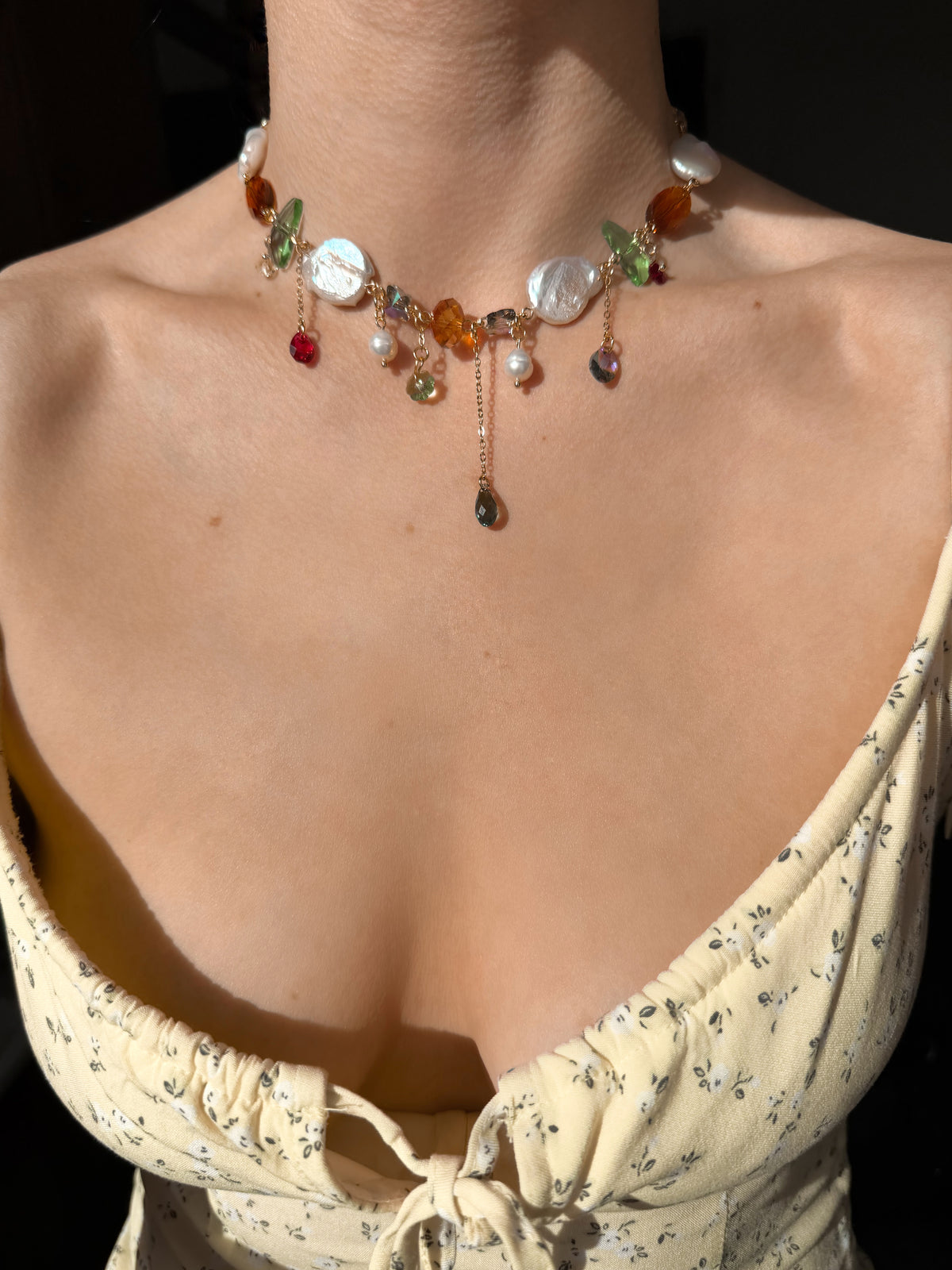Collier de perles baroques et de cristaux multicolores