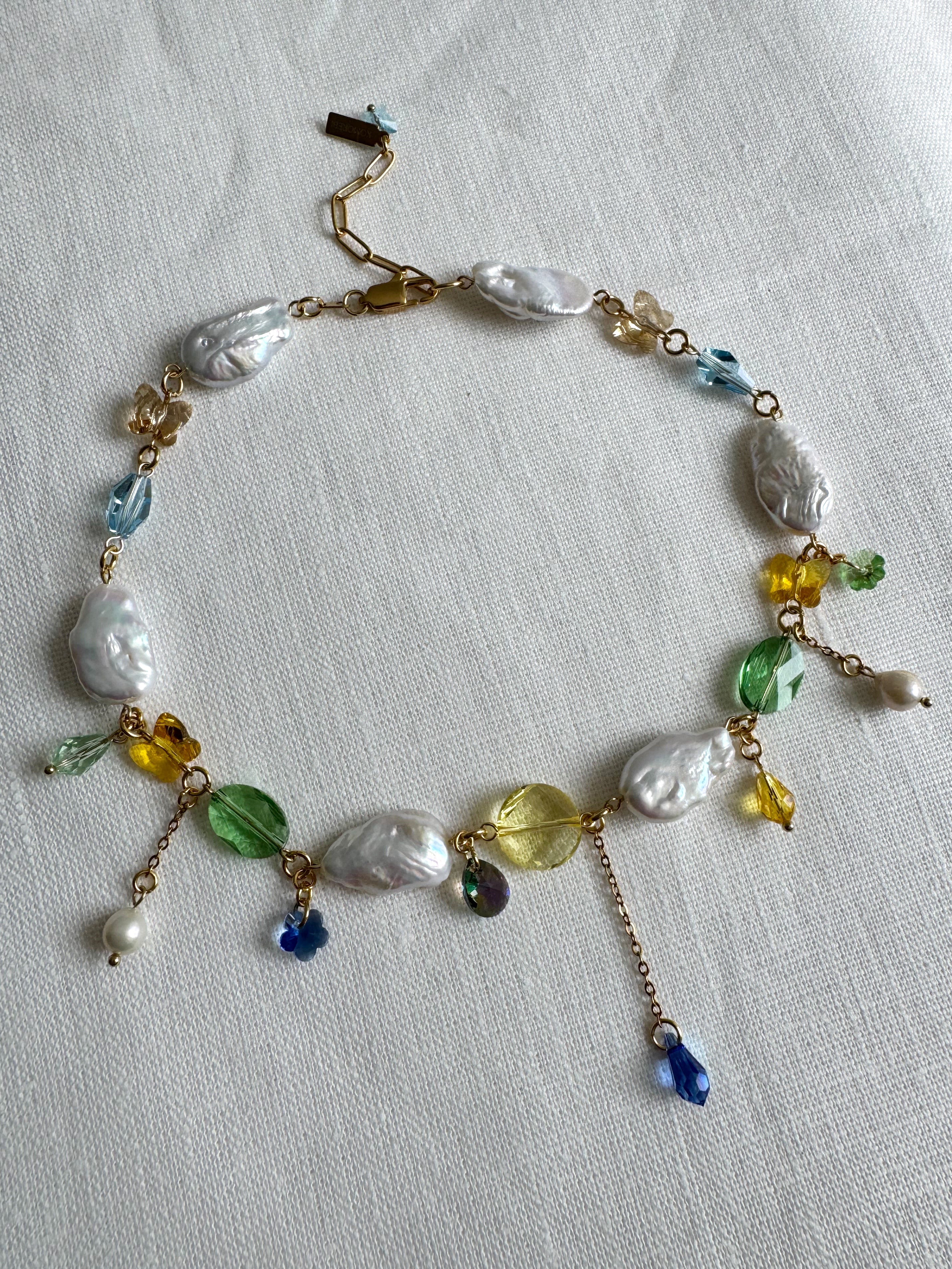 Collier de perles baroques et de cristaux multicolores