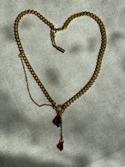 Collier chaîne gourmette dorée avec pendentif goutte rouge