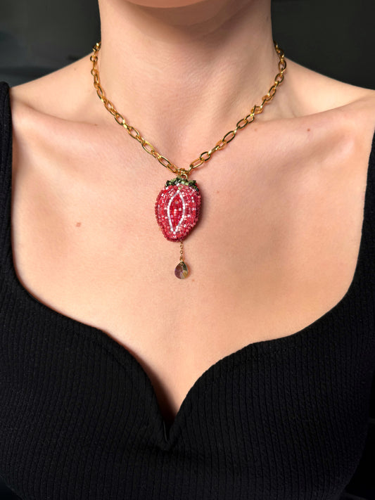 Collier pendentif fraise brodé