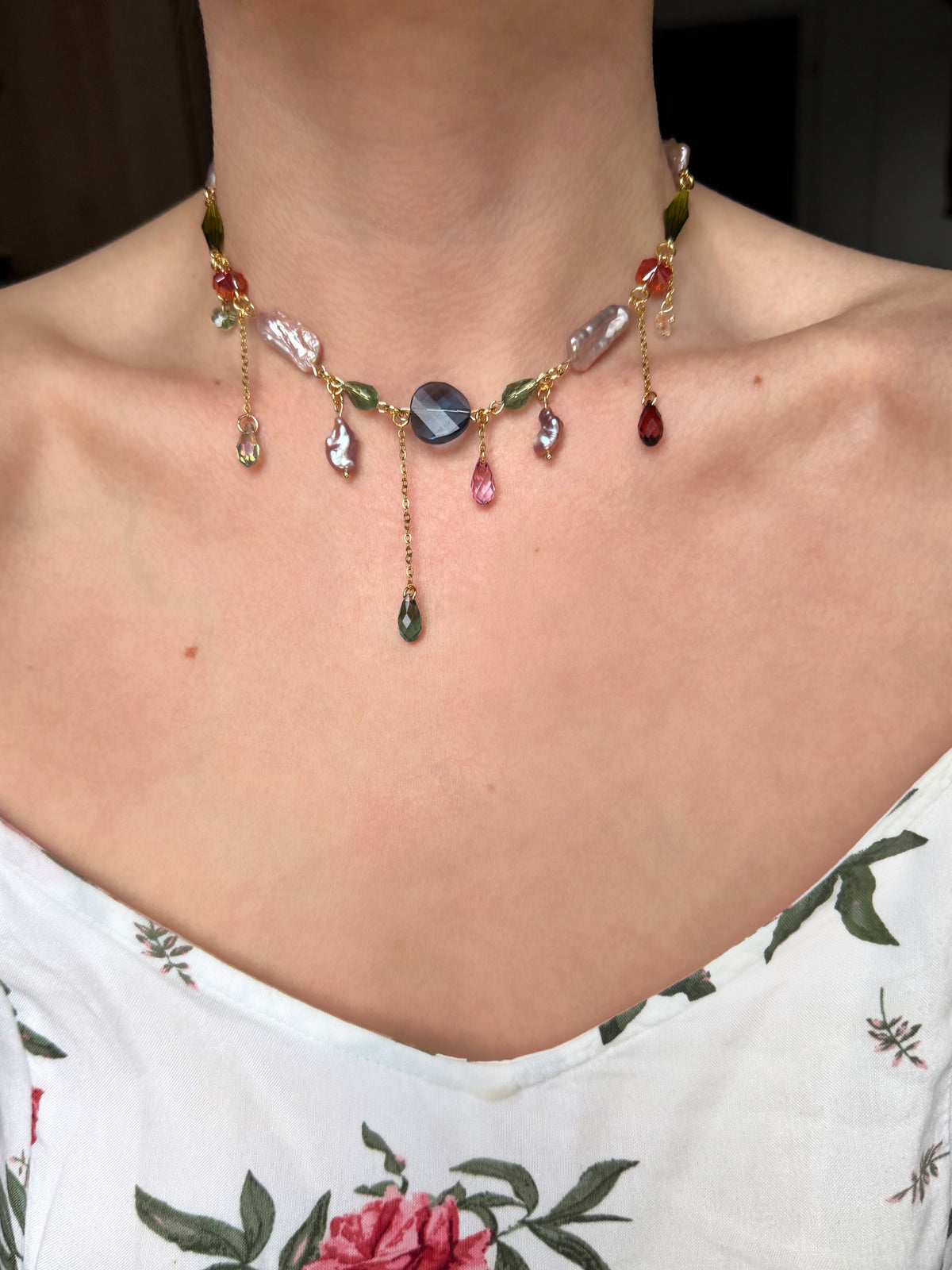 Collier de perles baroques roses et de cristaux multicolores