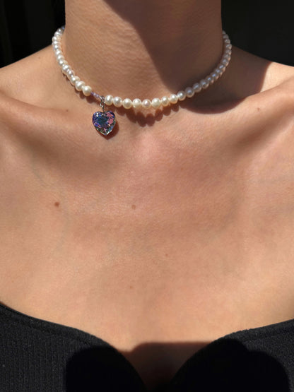 Collier de perles d’eau douce et pendentif cœur en cristal