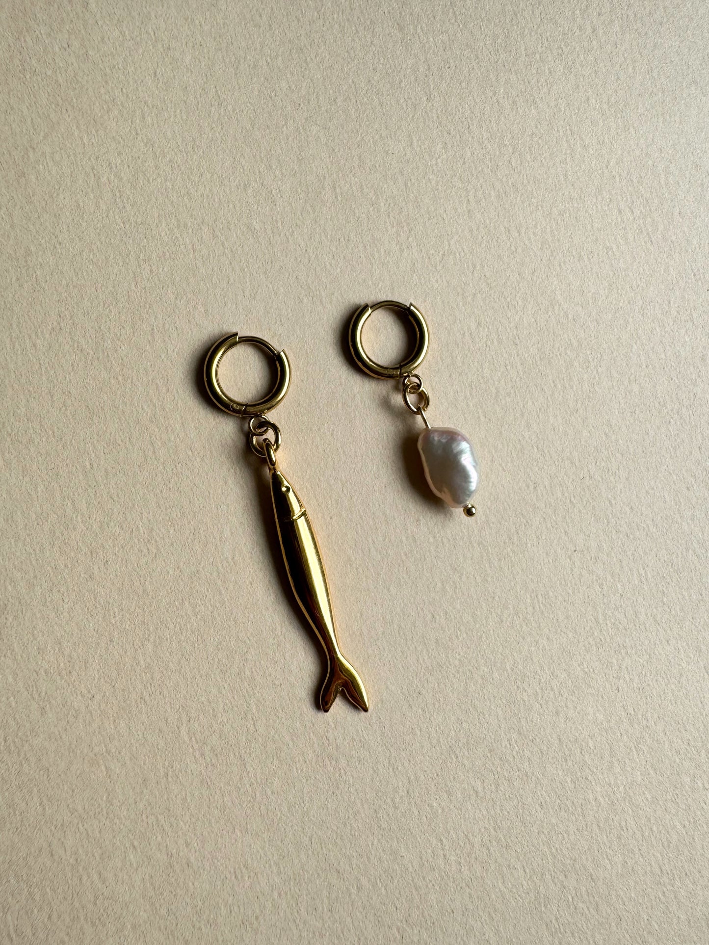 Boucles d’oreilles dépareillées Fish & Pearl