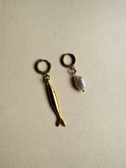 Boucles d’oreilles dépareillées Fish & Pearl
