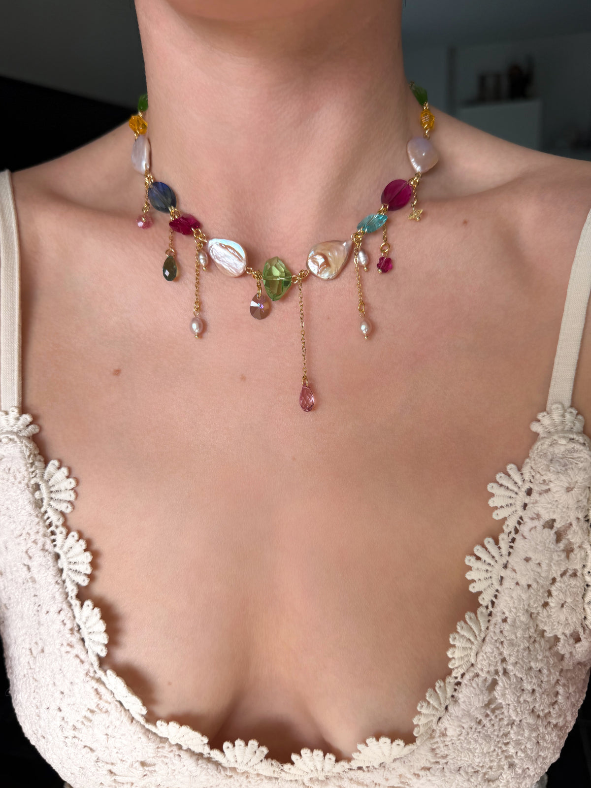 Collier de perles baroques roses et de cristaux multicolores