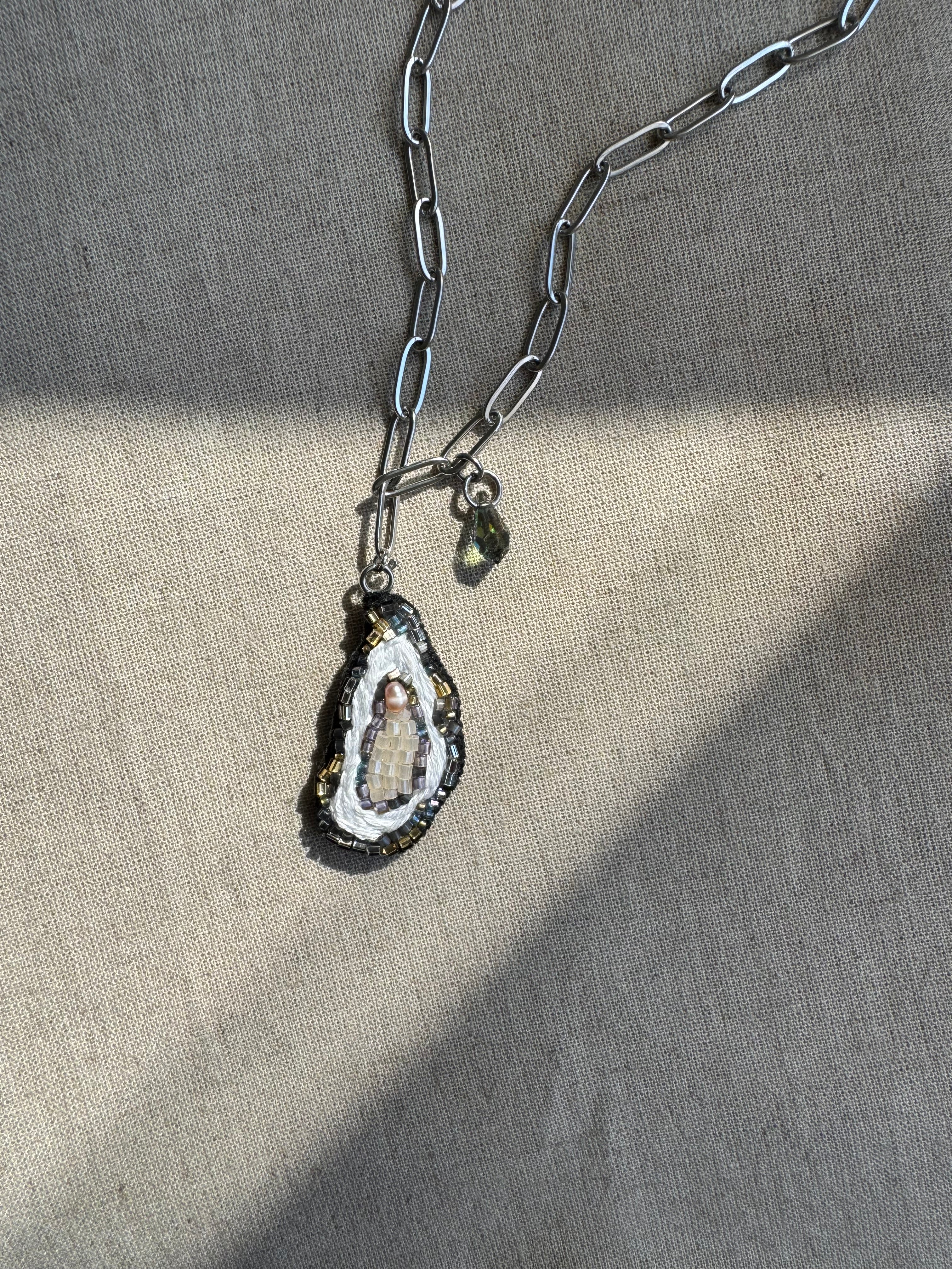 Collier pendentif huître brodé à la main