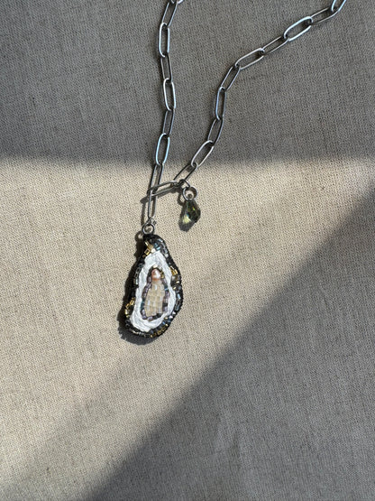 Handbestickte Halskette mit Austernanhänger